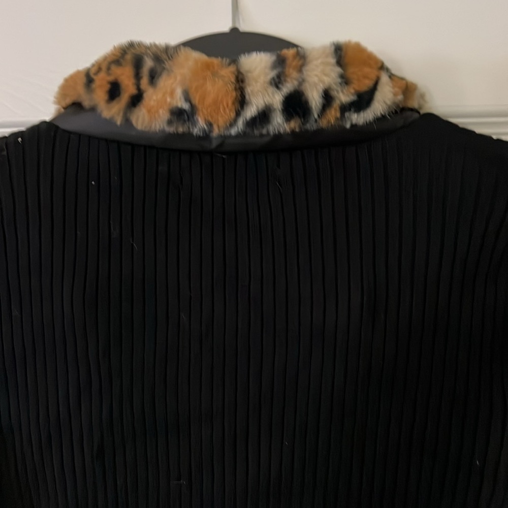 NWOT Forever 21 Faux Leopard Fur Zip-Up Sweater Size S - Picture 7 of 7